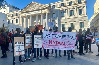 Inmigrantes celebran este primer aval, a las puertas del Congreso.