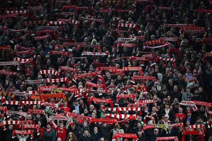 Aficionados del Liverpool animan a su equipo durante el partido contra el Sheffield esta temporada.