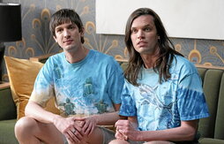 Josh Sharp, a la izquierda, y Aaron Jackson, a la derecha, protagonizan «Dicks», una comedia musical, premiada en el Festival de Toronto, que no deja indiferente a nadie.