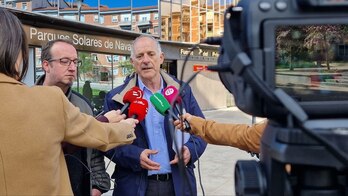 Fernando Anbustegi Baztango alkatea eta Adolfo Araiz EH Bildu talde parlamentario eleduna, Nafarroako Gobernuaren Industria sailaren aurrean.