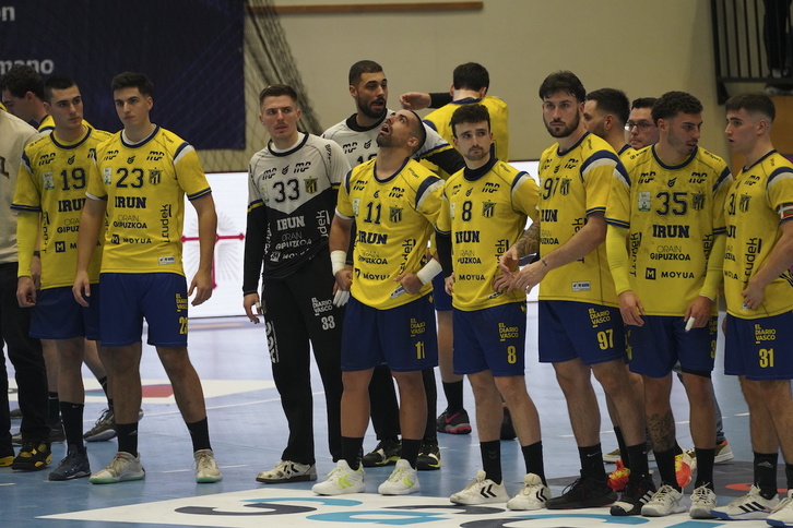 Jugadores del Bidasoa miran a la grada tras la eliminación de la Copa Asobal contra Logroño. 
