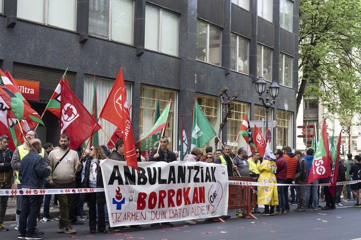 Concentración ante la sede del Consejo de Relaciones Laborales en Bilbo.