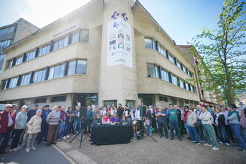 Decenas de vecinos y vecinas han comparecido ante el ambulatorio de Laudio.