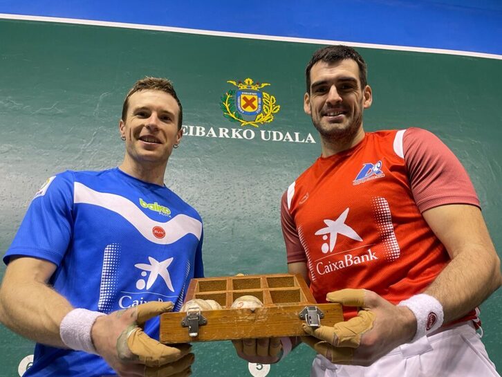 Artola eta Ezkurdia igandean jokatuko duten pilotak eskutan dituzteala.