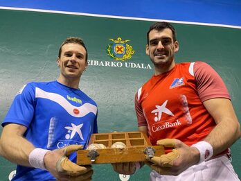 Artola eta Ezkurdia igandean jokatuko duten pilotak eskutan dituzteala.