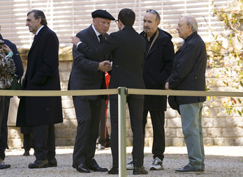 El lehendakari Ibarretxe y Pello Otxandiano en la capilla por el lehendakari Ardanza