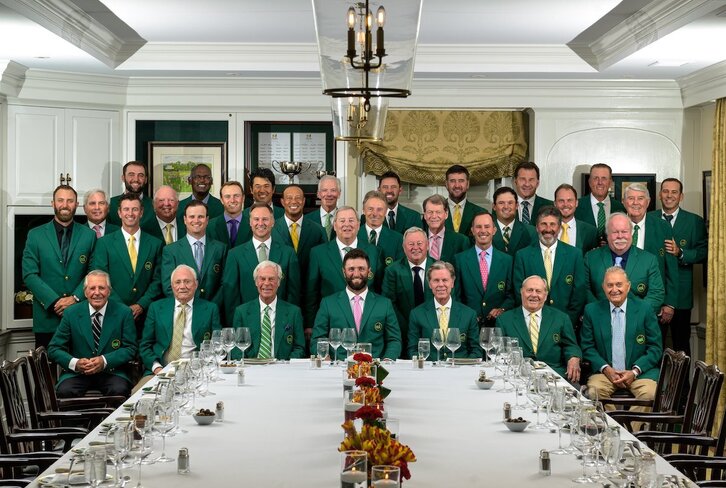 Jon Rahm, en medio sentado, en la cena de campeones del Masters de Augusta.