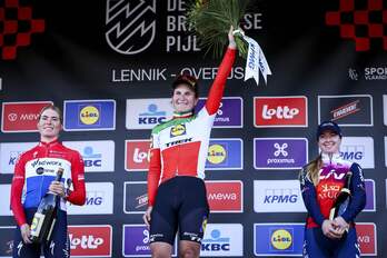 Elisa Longo Borghini posa en lo más alto del podio de la Flecha Brabanzona.