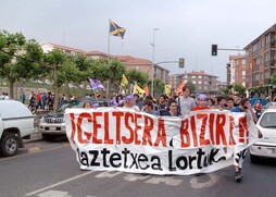 Igeltsera gaztetxearen desalokoa salatzeko mobilizazioa Urduliz eta Sopelan.
