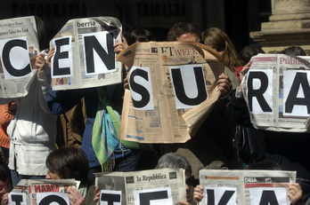 Concentración de bibliotecarios denuncian la censura de UPN contra GARA y ‘Berria’ en Iruñea el 23 de abril de 2009.
