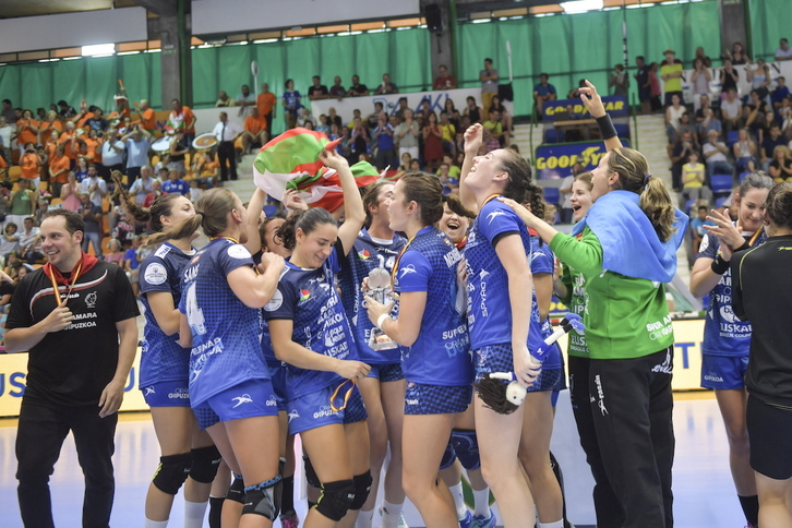 Bera Bera taldea garaipena ospatzen.