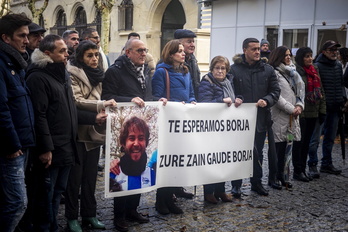 Concentración en Gasteiz el pasado mes de enero, cuando se cumplieron diez años de la desaparición de Borja Lázaro en Colombia. 