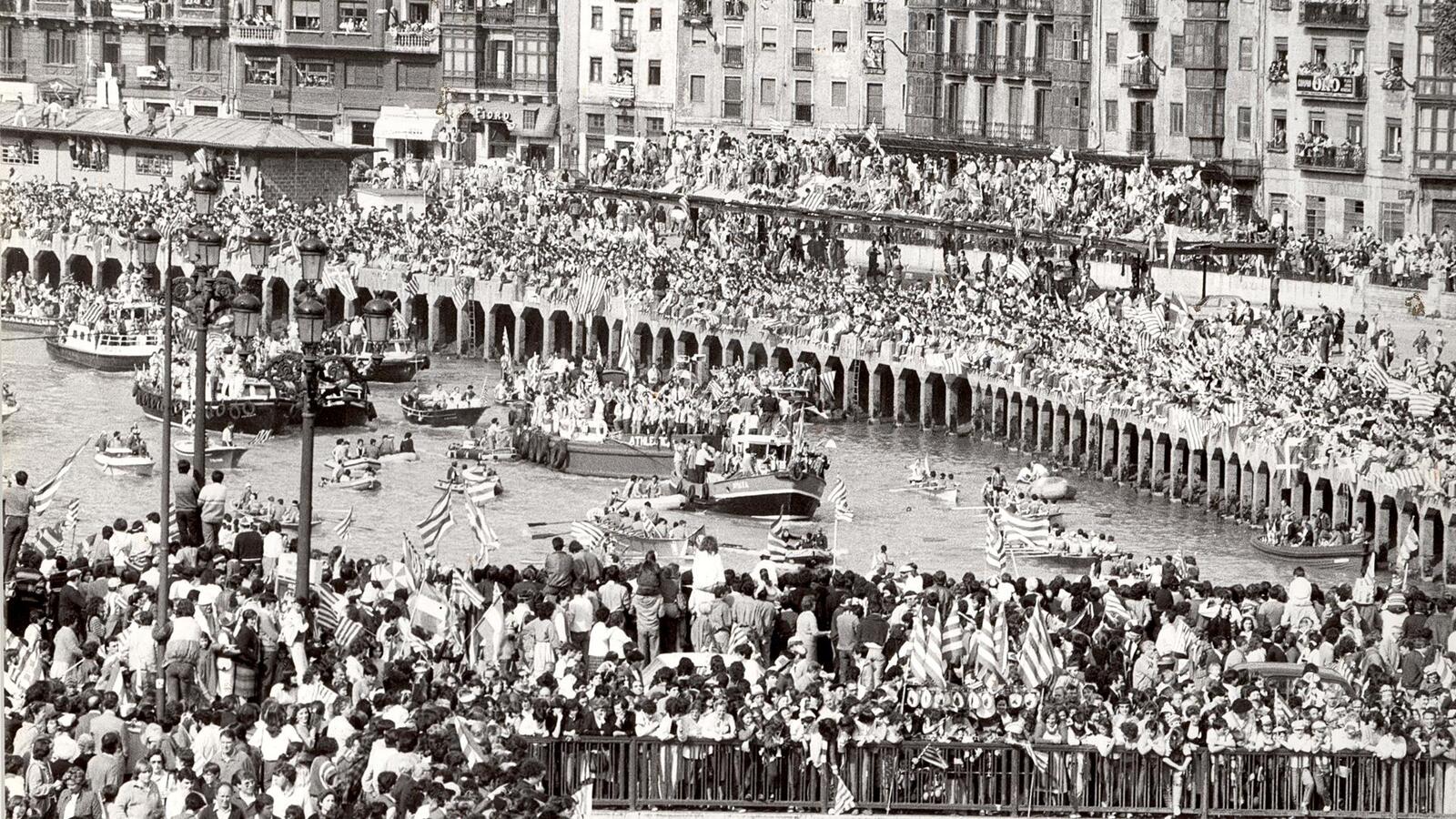La Gabarra surcó la Ría para celebrar los títulos de los ochenta con el equipo Clemente. (@AthleticClub) La Gabarra surcó la Ría para celebrar los títulos de los ochenta con el equipo Clemente. (@AthleticClub)