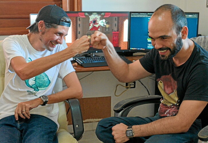 Josuhe Pagliery y David Darias celebran el lanzamiento de su videojuego.