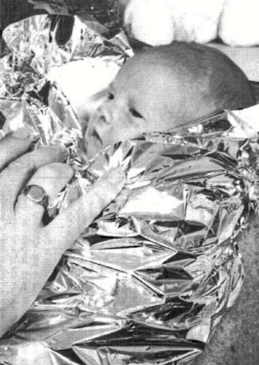 En la imagen de la izquierda, la pequeña Zoe. Bajo estas líneas, manifestación celebrada en Bilbo en 2014 a favor del derecho al aborto.