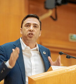 El navarro Toni Magdaleno defendió la posición del PSOE, en minoría en el Senado.