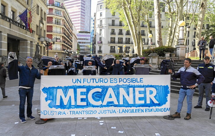 Los trabajadores defendieron ante Sabin Etxea que Mecaner tiene futuro.