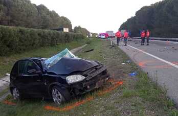 Imagen del turismo que ha colisionado con el camión articulado. 