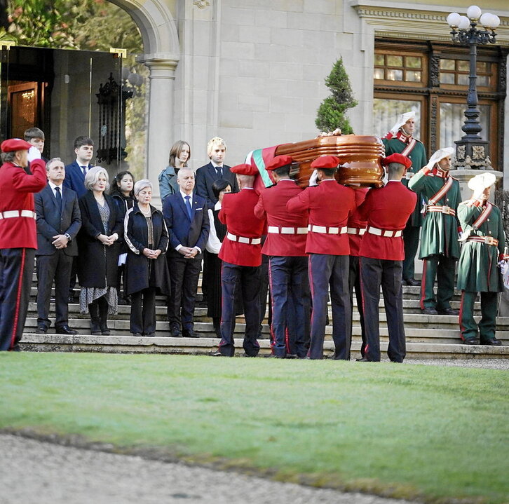 Ardanzaren gorpua Ajuriaenera iristen; bertan zain ziren senideak eta Urkullu.