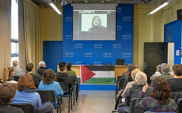 Conferencia de Francesca Albanese proyectada ayer en un aula del aulario de la UPNA.