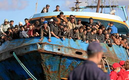Refugiados y migrantes rescatados llegan a Paleochora, al suroeste de la isla de Creta, el 22 de noviembre de 2022.