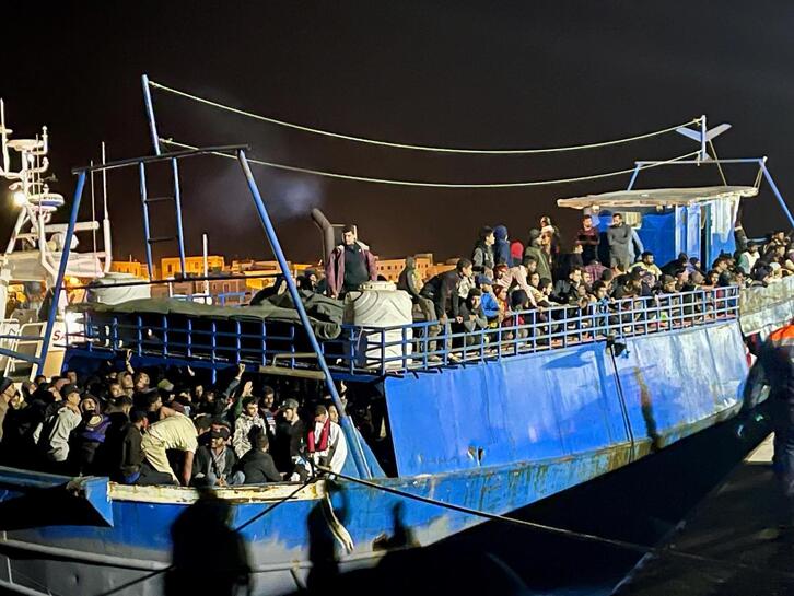 Imagen de archivo de un barco en el puerto de Lampedusa. 