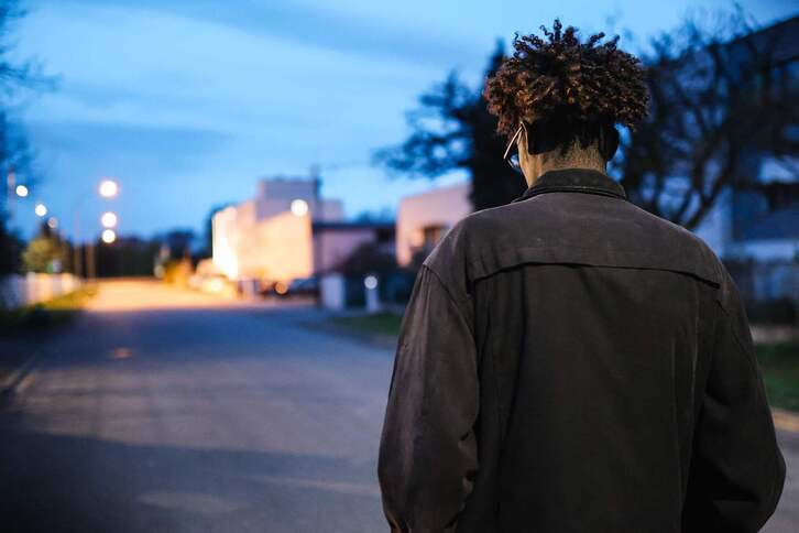 Bekir, procendente de Sudán, ha sido expulsado de París y trasladado cerca de Estrasburgo.