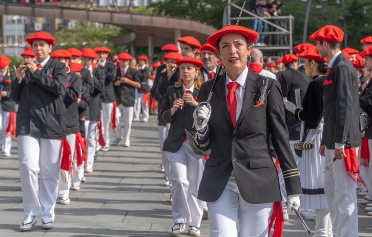 Una compañía del Alarde igualitario desfilando el año pasado en Irun.