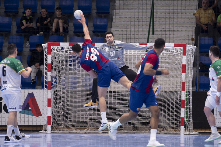 Juan Manuel Bar intenta hacerse grande en la portería en el último partido de Anaitasuna frente al Barcelona.