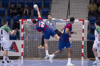 Juan Manuel Bar intenta hacerse grande en la portería en el último partido de Anaitasuna frente al Barcelona.