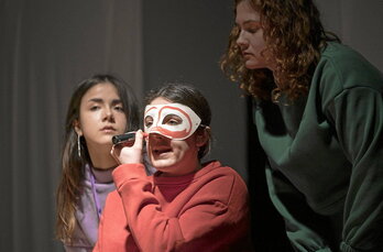 Araitz Katarain, lotsaren maskara margotzen, Janire Arrizabalaga (lehia) eta Izaro Bilbao (gorputza) ondoan dituela.  Unai MATEO  LORALDIA