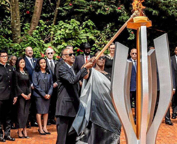 Paul Kagame Ruandako presidentea eta Jeannette lehen dama su tradizionala pizten, Kigaliko Genozidioaren Memorialean.