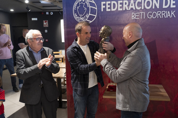 Arrasate recibe de manos de Chuchín Ibáñez el Trofeo Fermín Ezcurra, que cumple su sexta edición.