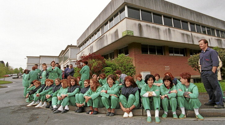 Langile talde bat Lezoko industriagune batean Lizarra-Garaziren aldeko lanuztea egiten.