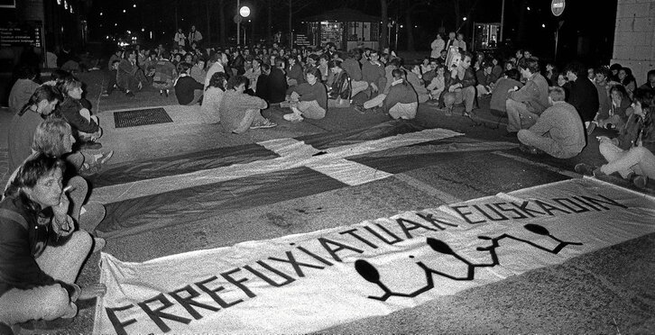 A la derecha, marcha de apoyo a los refugiados políticos ante la oleada de detenciones y entregas de París al Estado español; y abajo, portada de “Egin” con los resultados del referéndum sobre la OTAN.