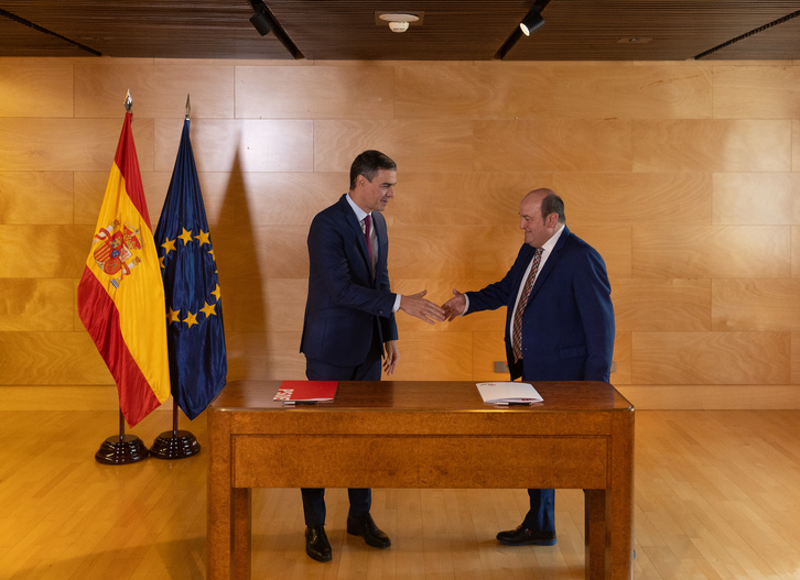 El presidente del Gobierno español y secretario general del PSOE, Pedro Sánchez, y el presidente del EBB, Andoni Ortuzar, firmaron en el Congreso el 10 de noviembre de 2023 el pacto de legislatura.