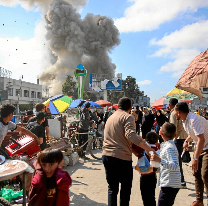 Bombardeo israelí en el mercado Firas, en la ciudad de Gaza.