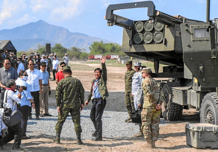 Ferdinand Marcos Jr., en una imagen del 26 de noviembre de 2023, tras inspeccionar un sistema de cohetes de artillería de alta movilidad Himars en la base de entrenamiento naval en San Antonio Zambales. Ted ALJIBE | AFP