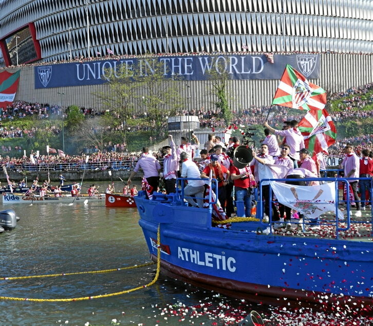 Gabarraren ohorezko pasaerak irudi ederrak utzi zituen. Itsasadar inguruak zalez bete ziren. San Mames parean lore eskaintza egin zuten, gurekin ez daudenen omenez.