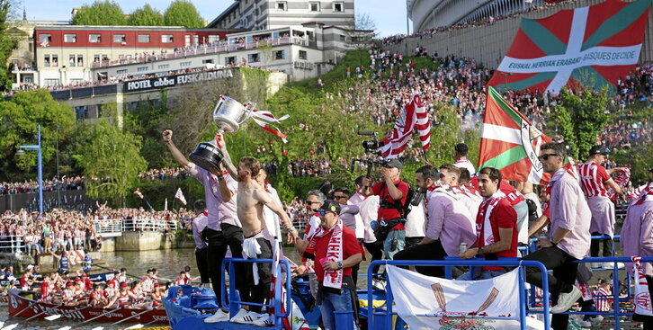 En la página anterior, Iker Muniain muestra la Copa a la afición a la altura de San Mamés. Al lado, un niño asiste junto a miles de personas a la recepción en el Ayuntamiento.