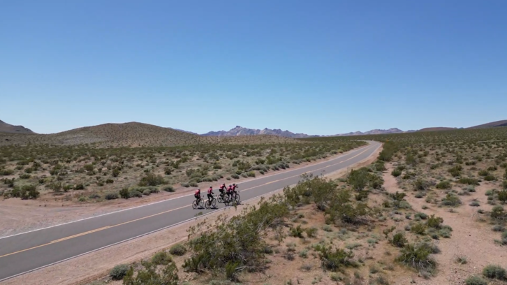 Jaime Lafita y el pelotón que le acompaña, en pleno esfuerzo en la segunda etapa de su aventura, con temperaturas de 38 grados.