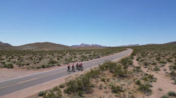 Jaime Lafita y el pelotón que le acompaña, en pleno esfuerzo en la segunda etapa de su aventura, con temperaturas de 38 grados.