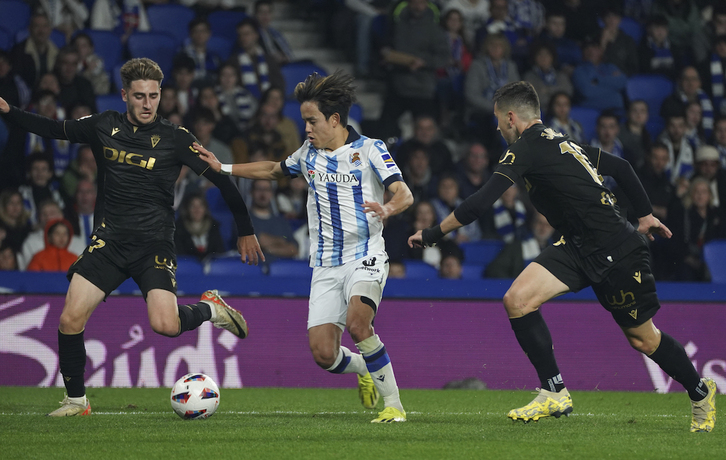 Take Kubo, junto a Robert Navarro en la victoria de la Real ante el Cádiz en Anoeta.