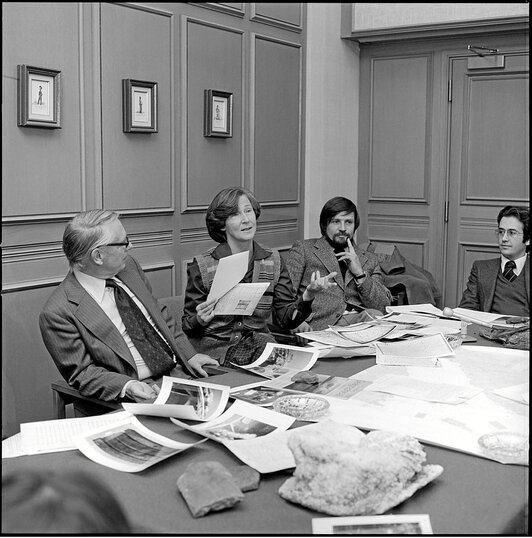 Octubre de 1978, rueda de prensa en la sede de los Archivos Públicos de Canadá. Selma Huxley explica a los medios cómo descubrió la existencia de una industria ballenera vasca en Labrador en el XVI.  Library and Archives Canada