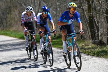 Lutsenko, con Bennett y Sivakov, han completado el podio del Giro d'Abruzzo.