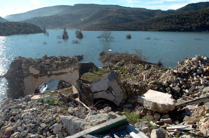 Parte alta del pueblo de Itoitz al que se accedió en una barca durante el llenado.