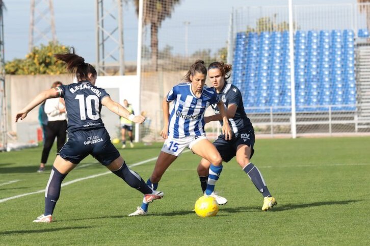 La Real ha ganado los dos partidos, en Liga y Copa, que ha disputado esta temporada con el Sporting. En la imagen, el choque de la primera vuelta.