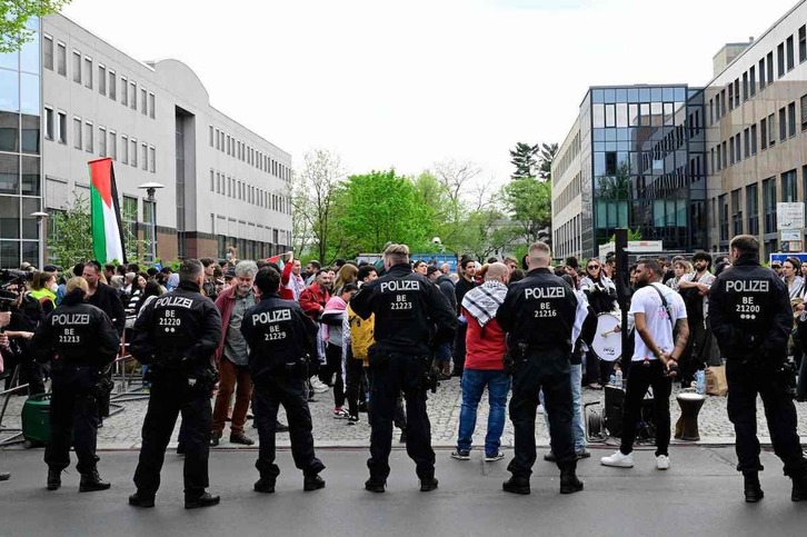 Policías alemanes, en la entrada del Congreso por Palestina.