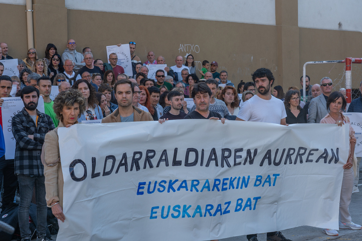 Euskararen aurkako oldarraldia salatzeko elkarretaratzea Pasaian. 