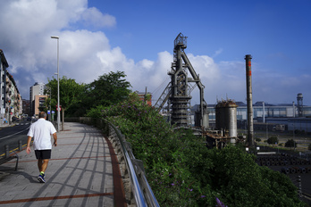 Un vecino de Sestao pasea cerca del Horno Número 1, vestigio del carácter industrial de la localidad. 